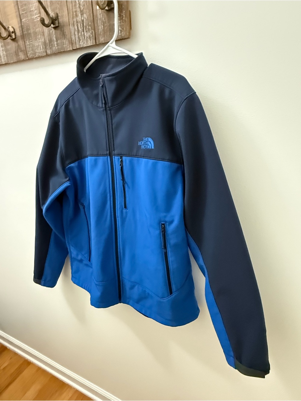 The North Face Men’s Two-Tone Blue Softshell Jacket Bud light men’s large - Picture 12 of 12